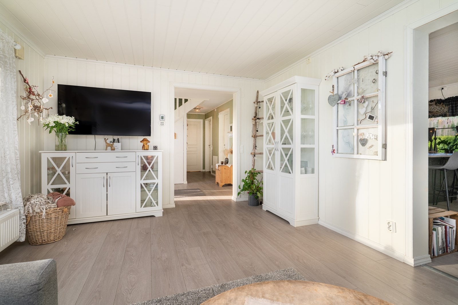 Boligen har vannbåren varme til radiatorer i 1. etasje, samt at det er varmekabler på begge bad. Galleribilde