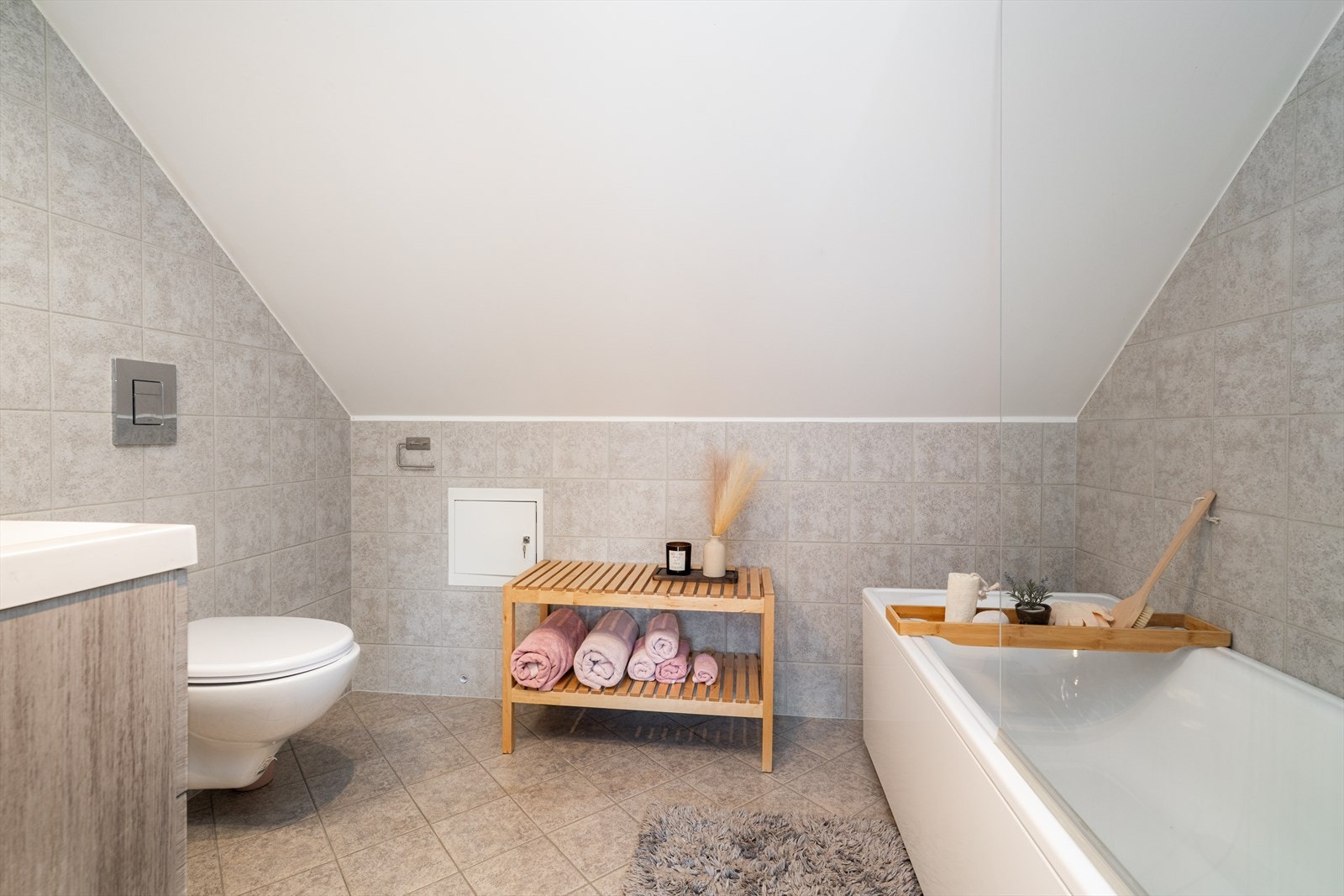 Badet i 2. etasje fra 2016 er holdt i en dus fargetone, med fliser på vegger og gulv. Galleribilde