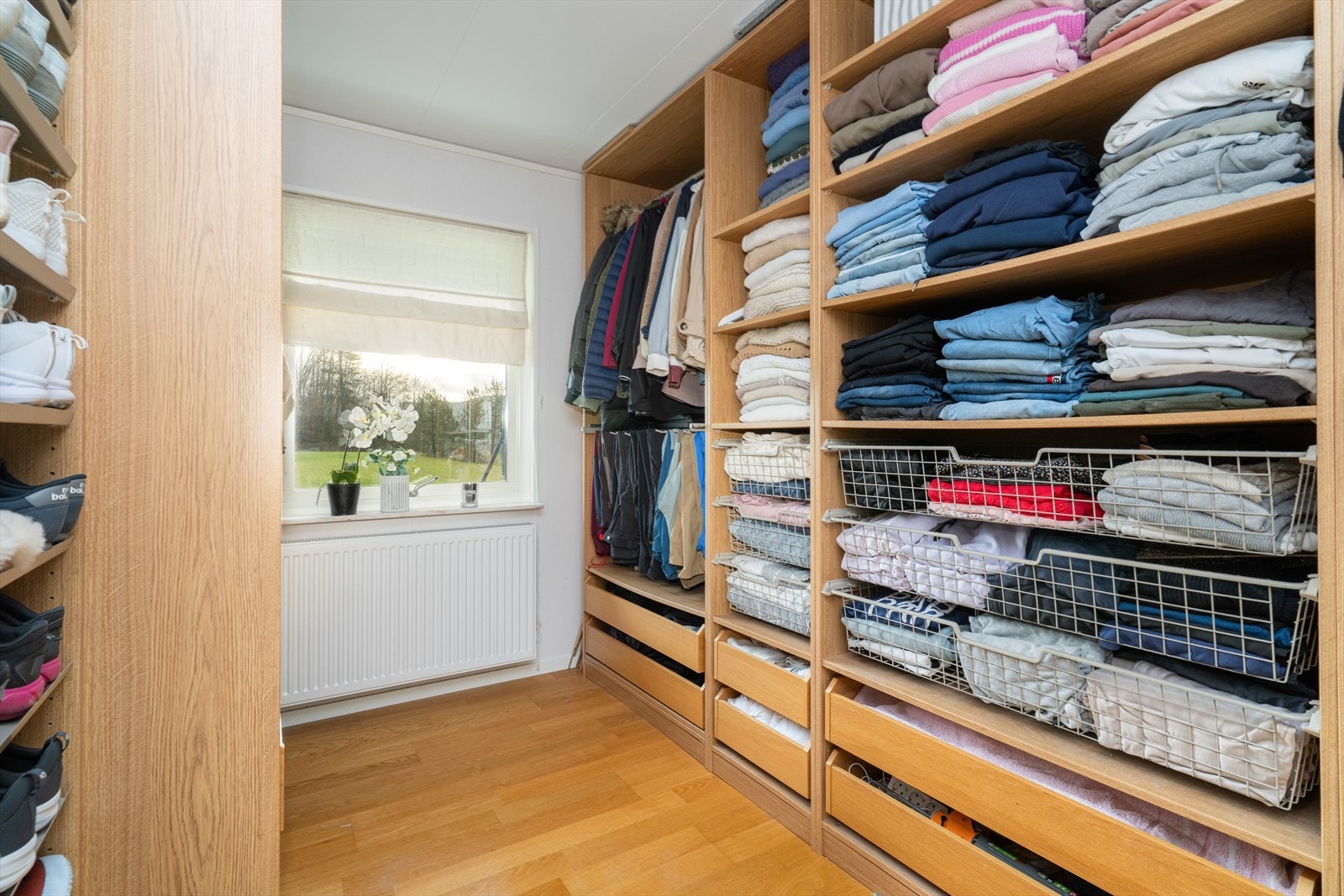 Det ene soverommet er i dag innredet som en drøm av et garderoberom, med rikelig plass til klær og sko. Galleribilde