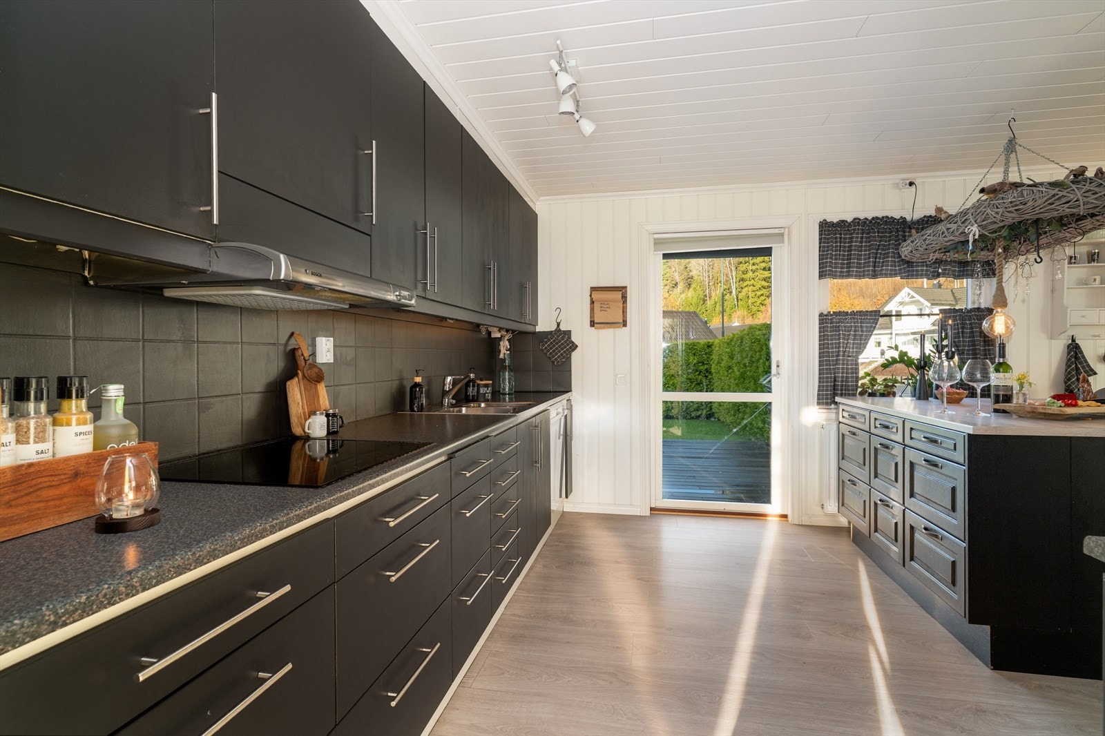 Laminerte benkeplater med flis på vegg under overskap. Galleribilde