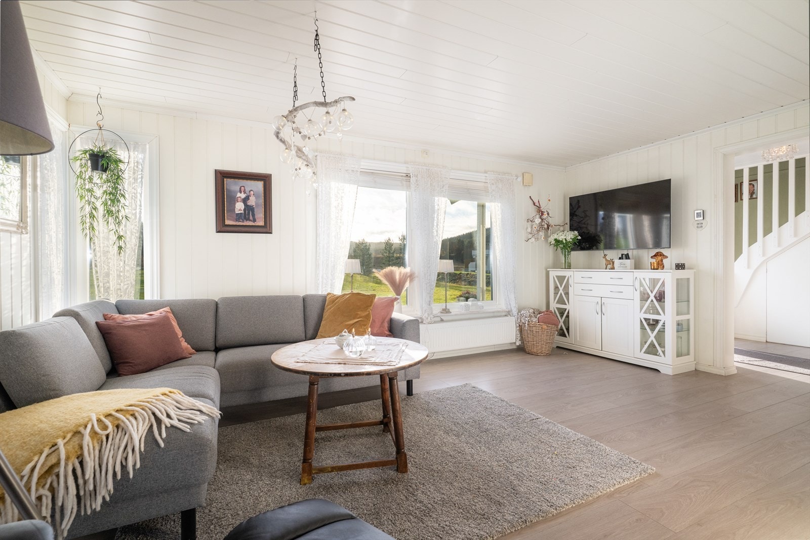 Innholdsrik familiebolig med god planløsning og både soverom, stue og bad i begge etasjer, samt eget praktisk vaskerom. Galleribilde