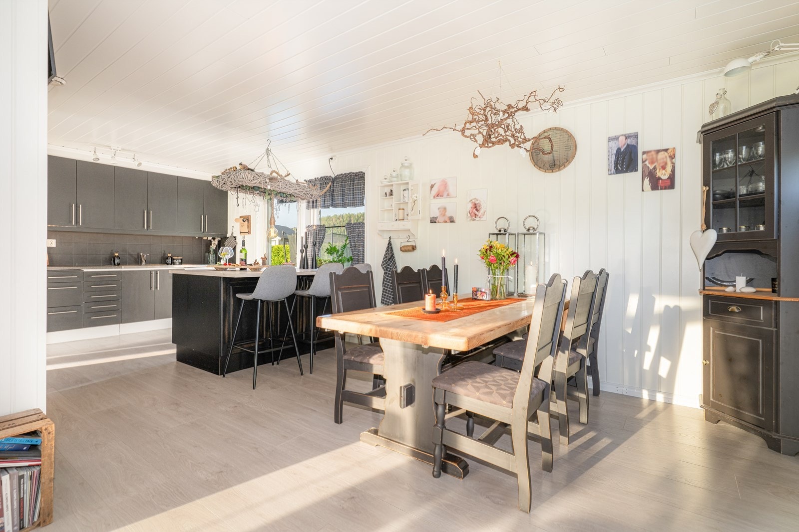 Her er det også etablert en koselig barløsing med flere sitteplasser.
Kjøkkenet har innredning i mørk utførelse med god oppbevaringsplass i takhøye overskap. Galleribilde