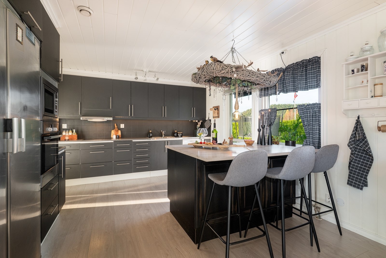 Over koketoppen er det ventilator med mekanisk avtrekk og med tilknytning til avtrekkspumpe. Galleribilde