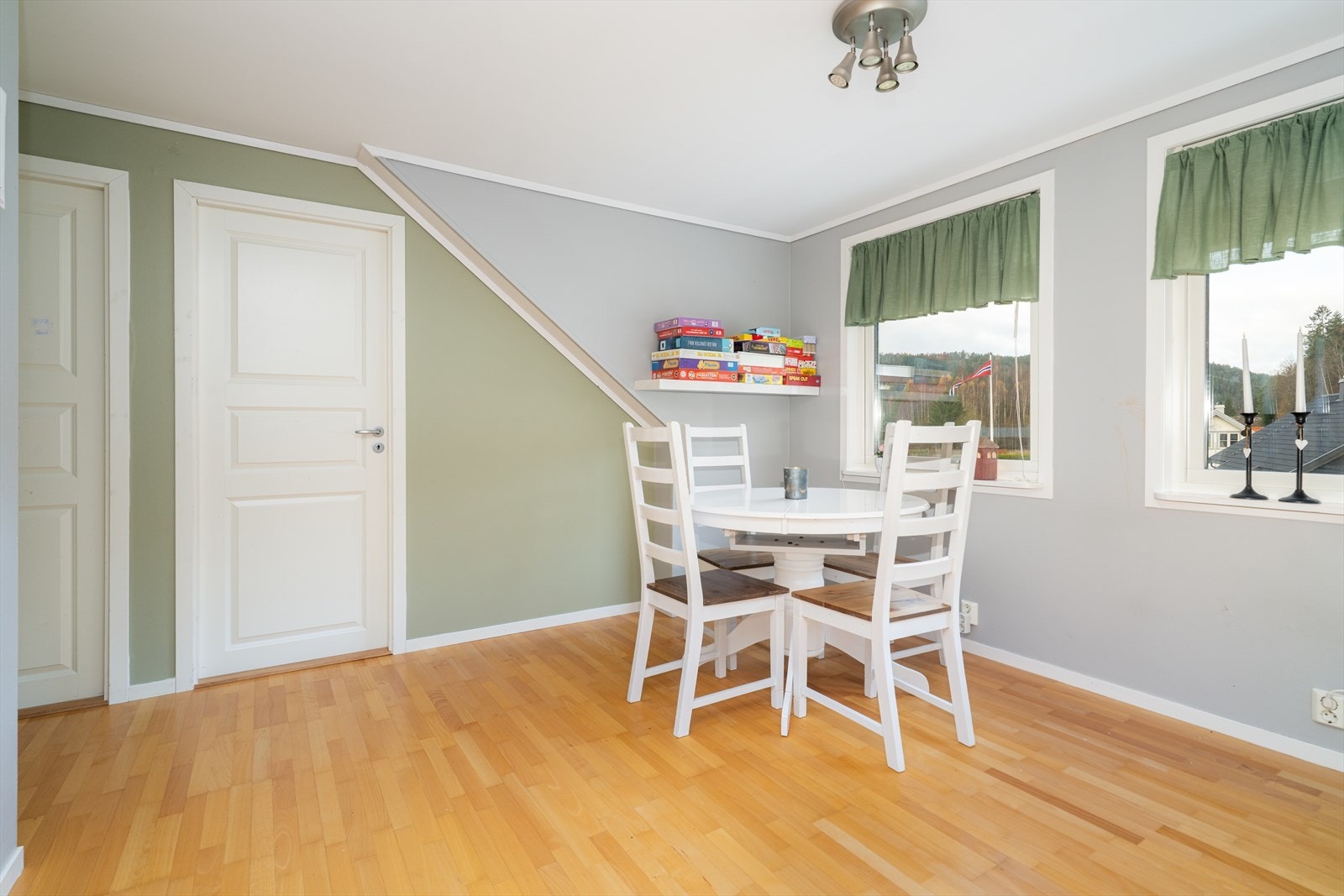 I 2. etasje er det en lys og trivelig loftstue med flere bruksmuligheter. Galleribilde