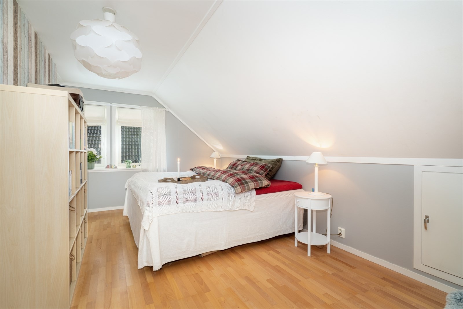 Det er hele tre soverom i 2. etasje, alle med parkettgulv og duse fargetoner. Galleribilde