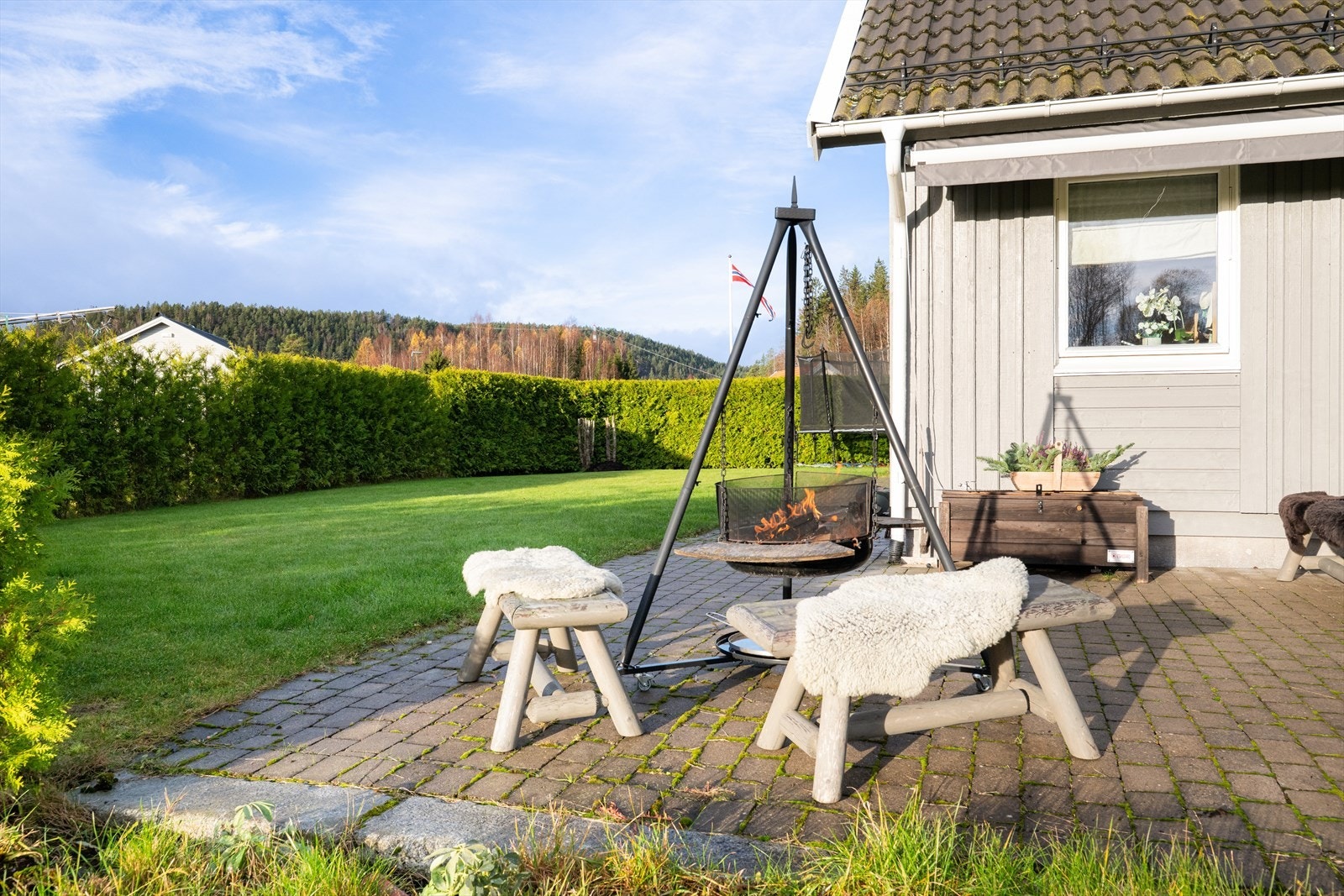 Den koselige hagedel har god plass til aktiviteter for hele familien. Hagen ligger godt skjermet bak vintergrønn tujahekk. Galleribilde