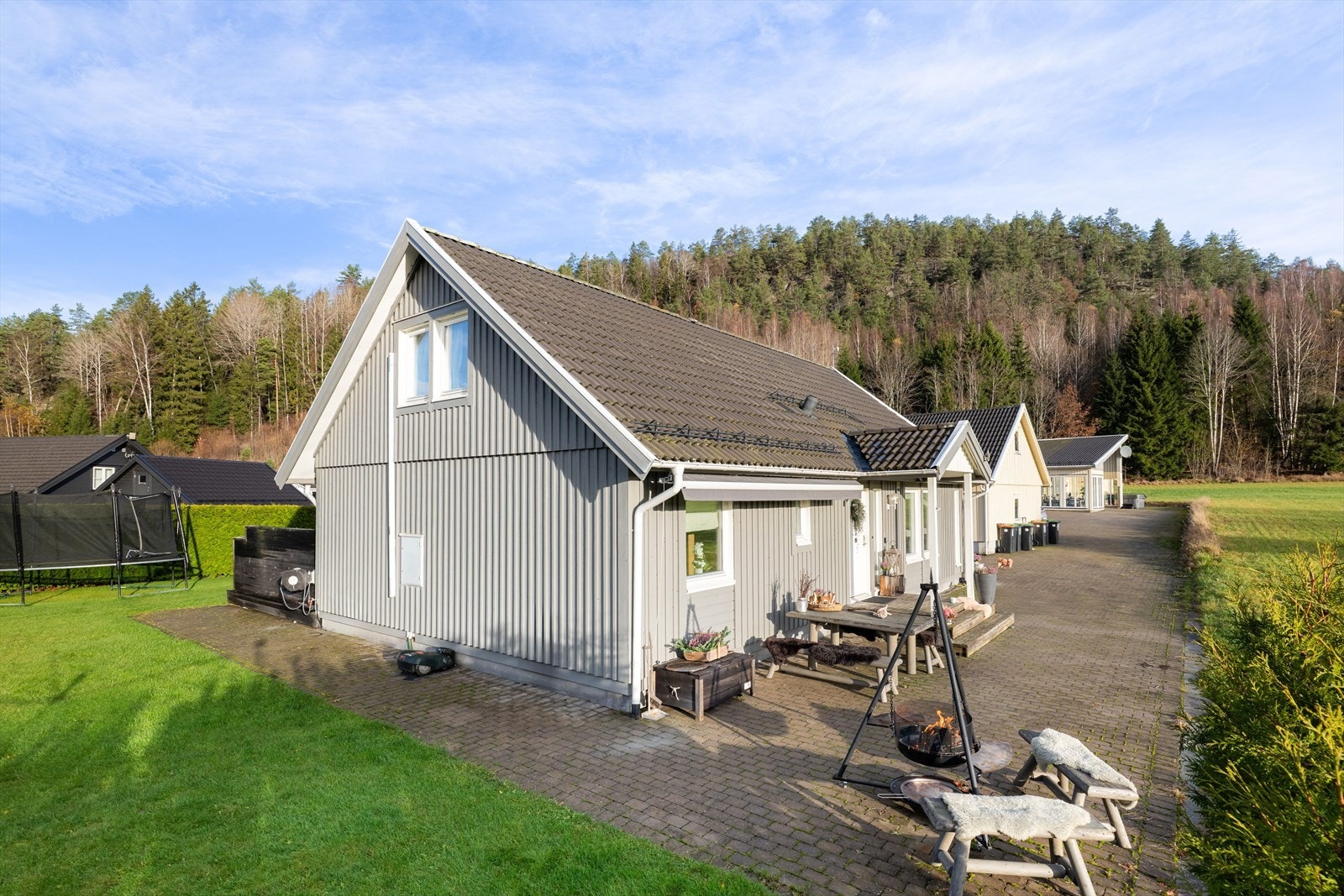 Velkommen til Eikhaug og til denne eneboligen som ligger i landlige omgivelser, ca. 14 km fra Skiens sentrumsgater. Galleribilde