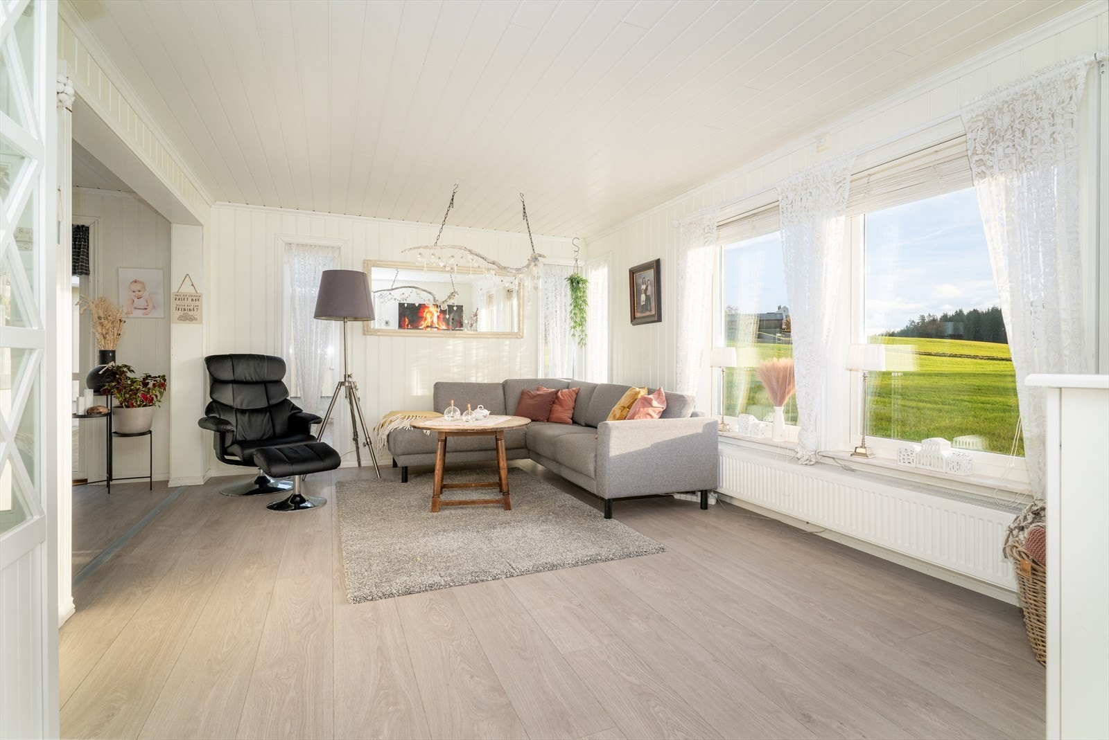 Det er nyere gulv i gang, stue og kjøkken, og boligen fremstår med lyse og moderne overflater. Galleribilde