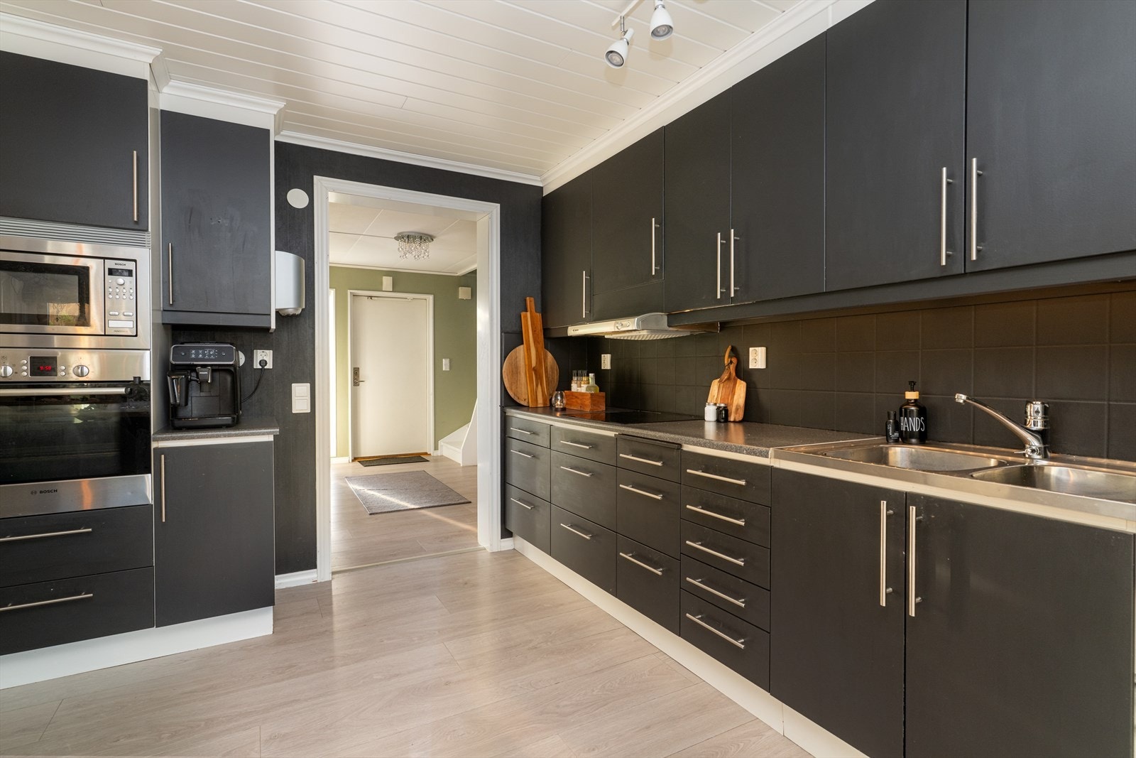 Kjøkken har adkomst både fra gangen og stua. Galleribilde