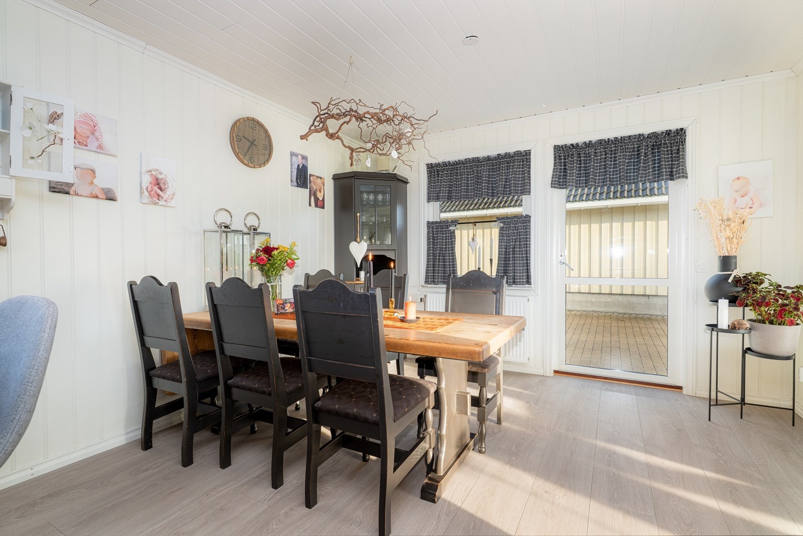 I spisestua er det plass til langbord med mange sitteplasser som gir god plass til hele familien. Fra spisestua er det utgang mot gårdsplassen, og fra kjøkkendelen kommer man ut på terrassen og hagen. Galleribilde