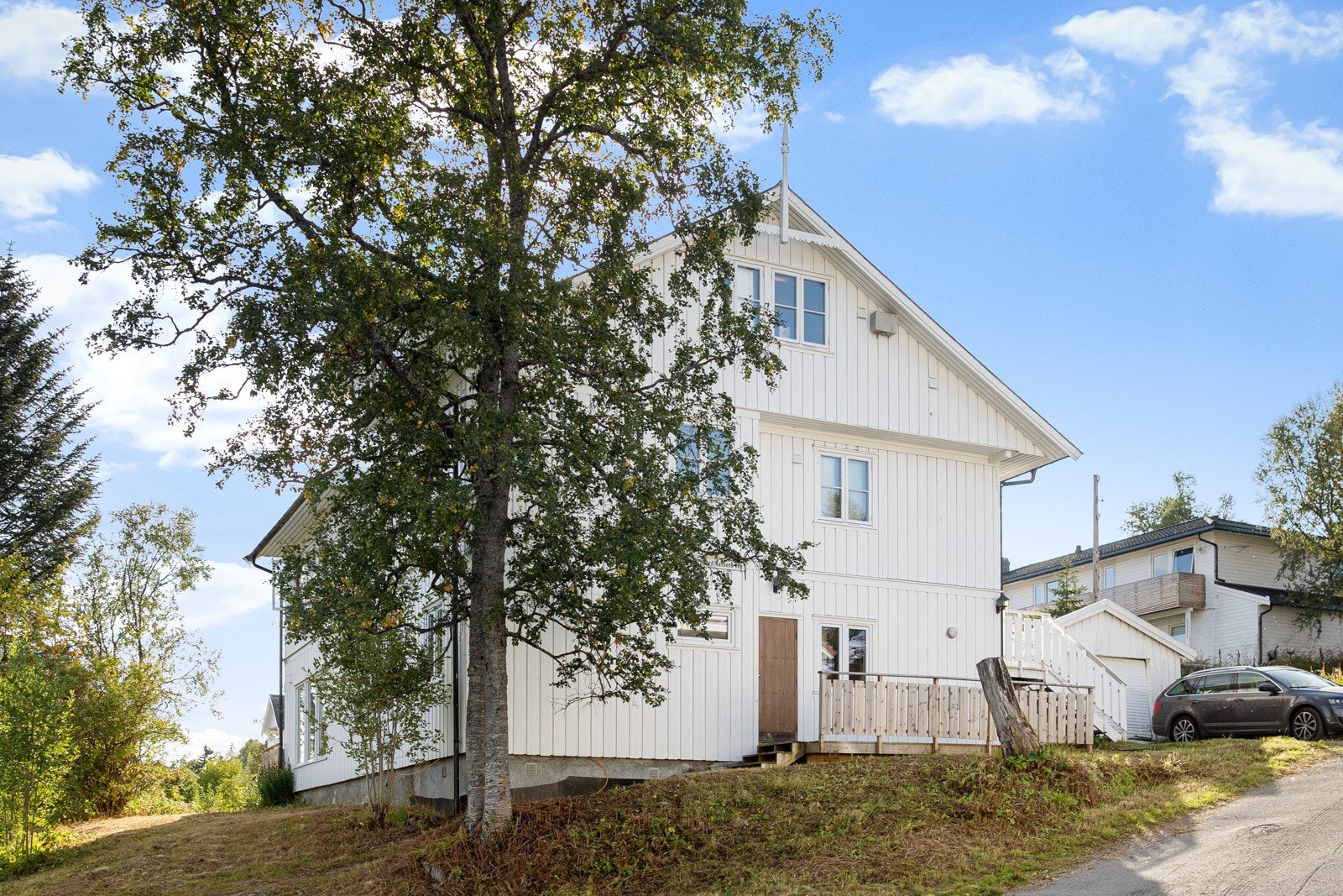 Eiendommen har et meget herskapelig uttrykk både med tanke på plassering og utforming.