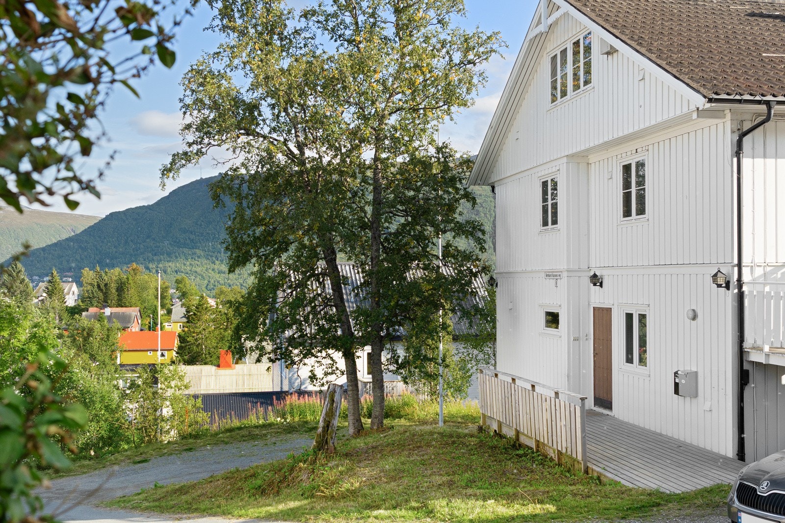 Eiendommen ligger svært attraktiv til i et barnevennlig område kun 15 minutters gange til sentrum.