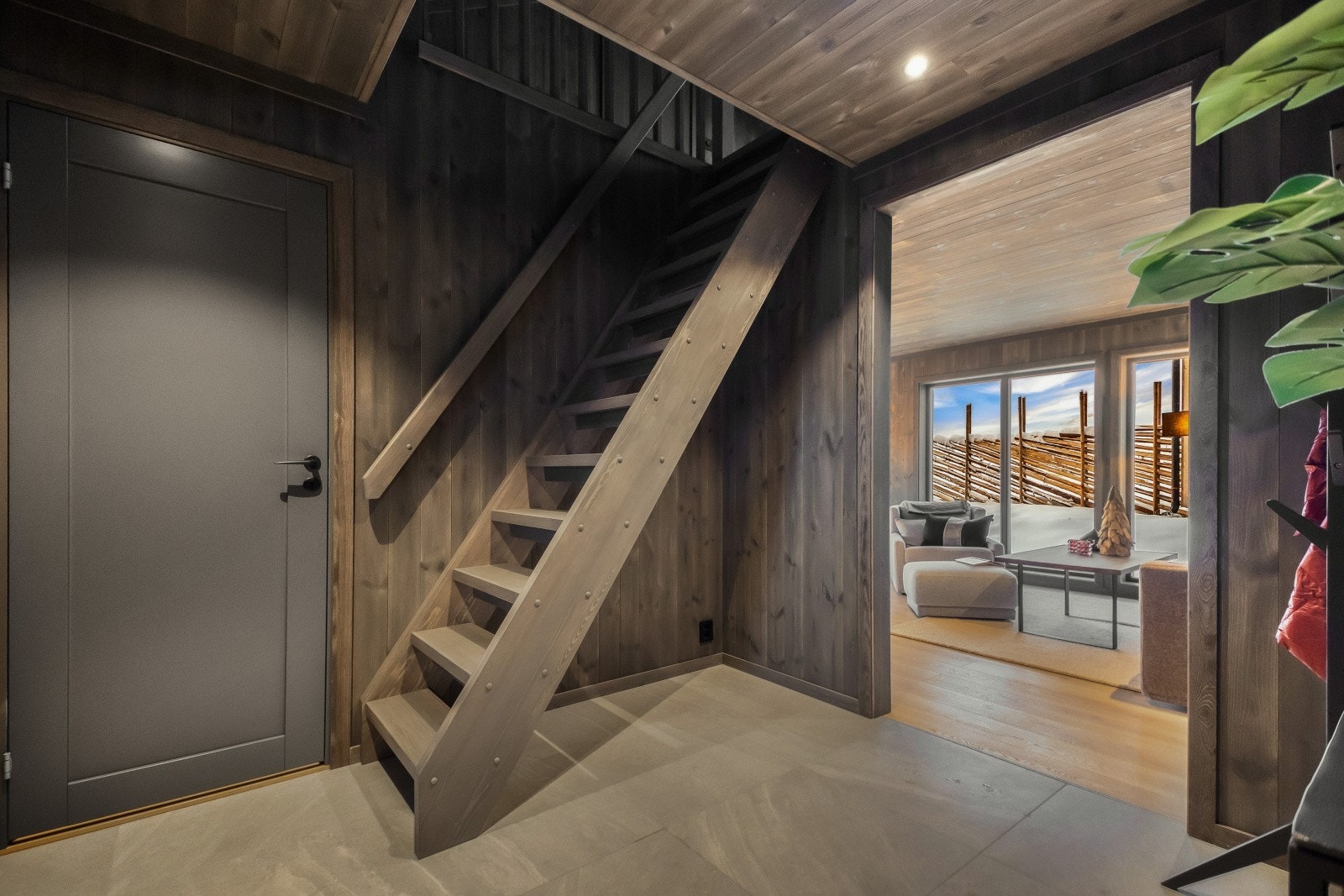 Trapp opp til hems fra entré Galleribilde