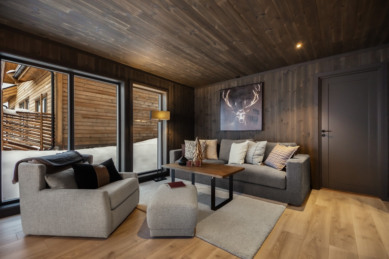 Hytte 1 har lyse overflater mens hytte 2 har mørke overflater Galleribilde