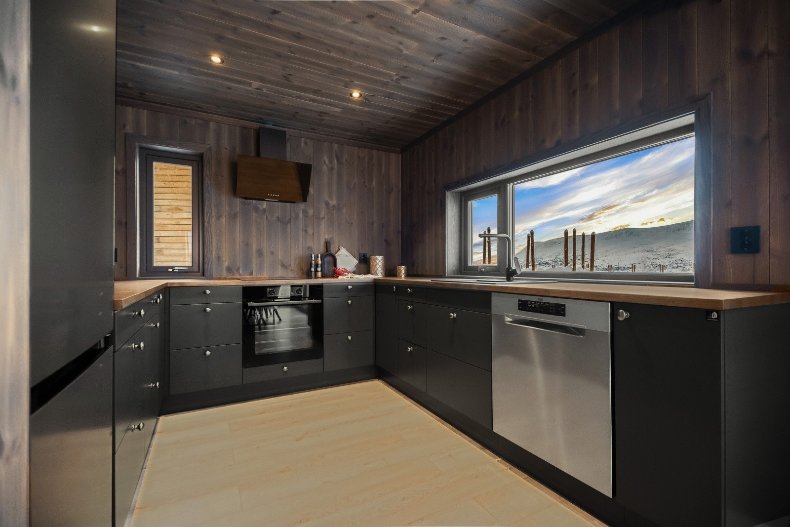 Flott kjøkkeninnredning er laget av Tveitabru i tidsriktig og moderne stil Galleribilde