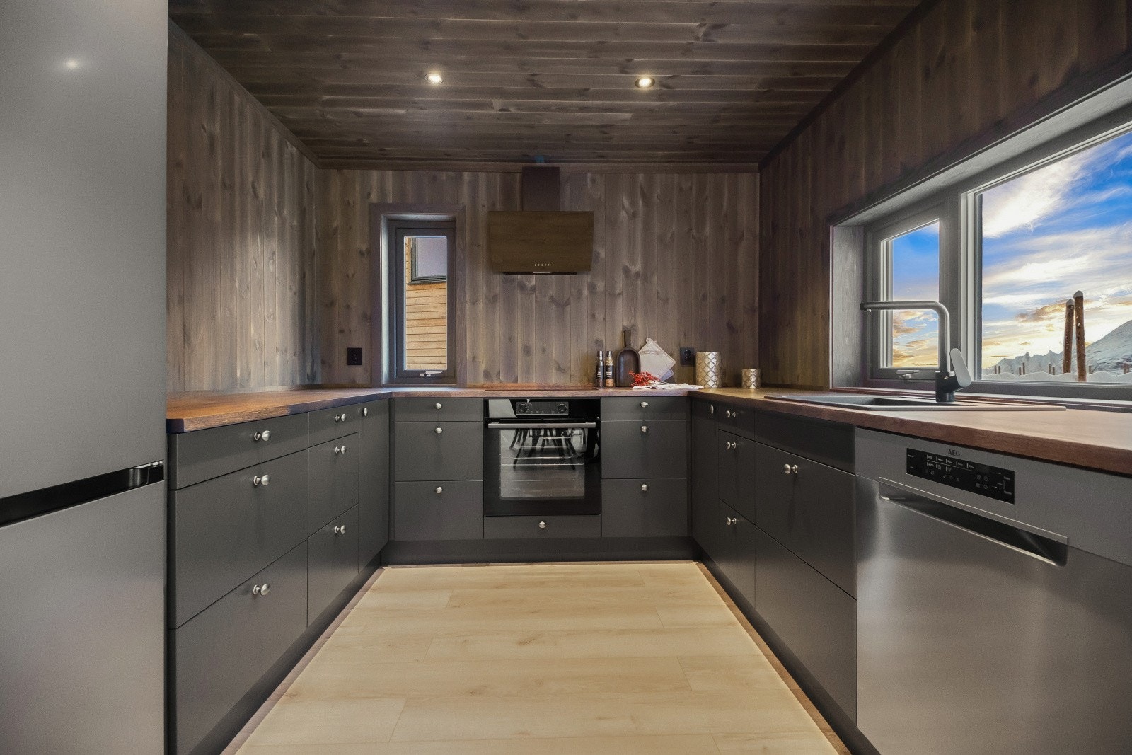 Heltre innredning med glatte fronter, malt utførelse Galleribilde