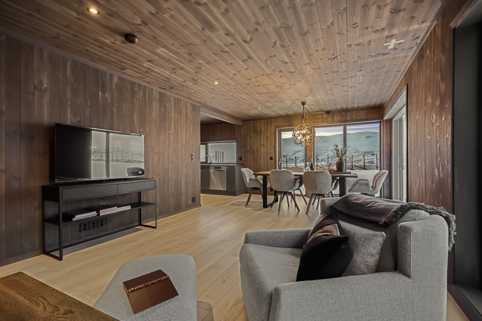 Hyttene skiller seg noe ut fra hverandre da planløsningen er forskjellig i første plan. Hemsløsningen er lik i begge hytter Galleribilde