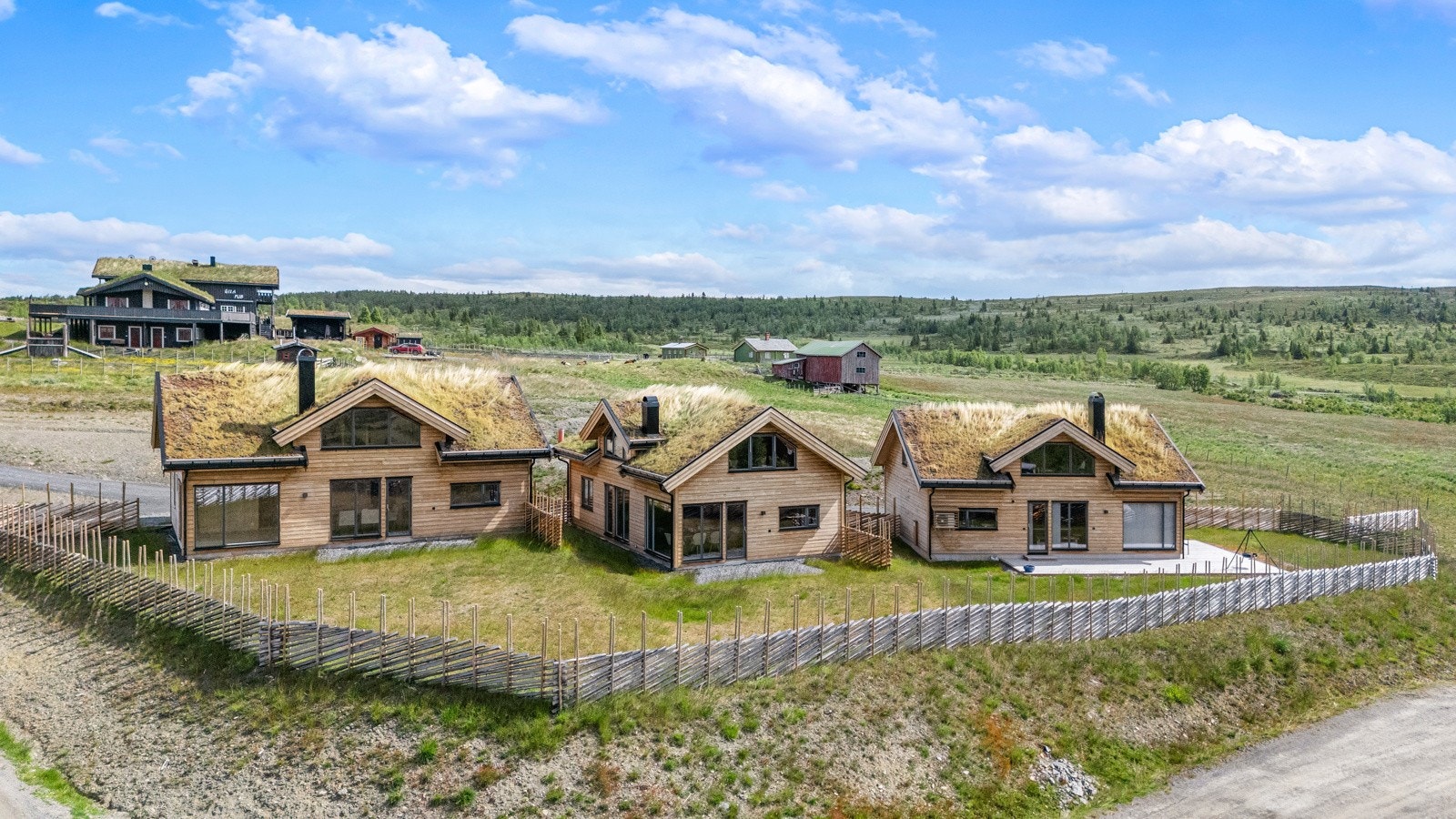 Det er to nyoppførte hytter som selges hver for seg på vakre Syndin, like ved Syndinstøga. Hver av hyttene er strategisk plassert for å optimalisere utsikten. Vi anbefaler å ta en tur på visning for å se med dine egne øyne. Galleribilde