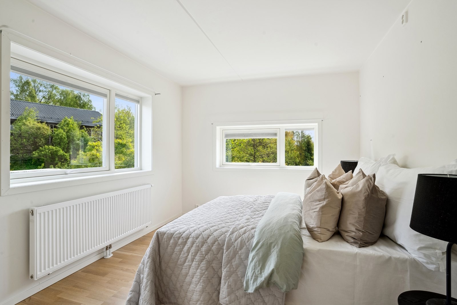 Soverom I har vinduene sine mot øst og sør. Galleribilde