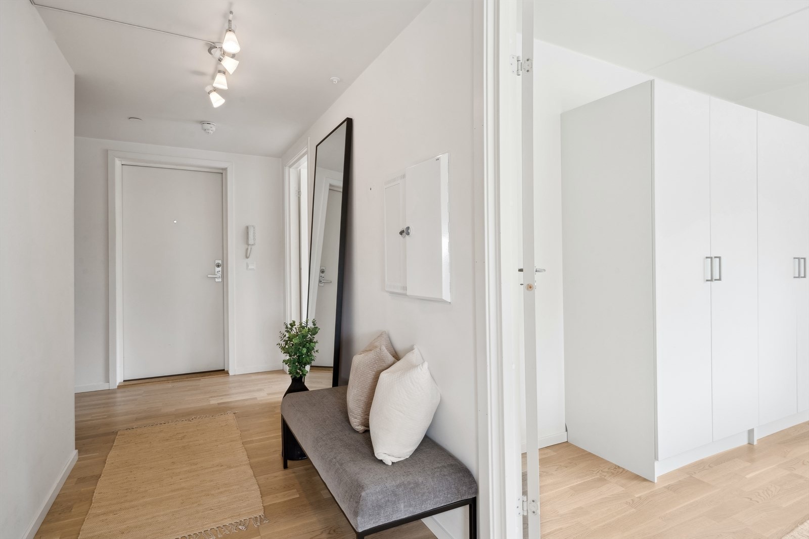 Alle soverommene ligger praktisk plasser i samme del av leiligheten. Galleribilde