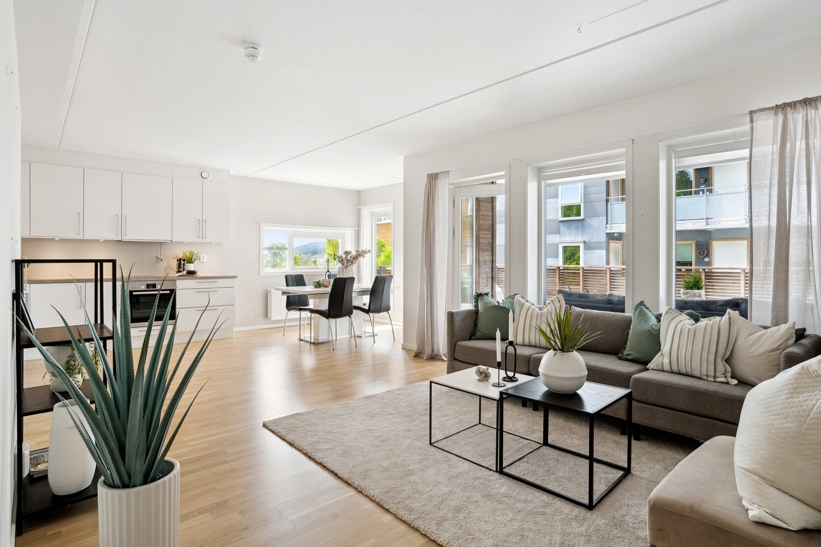 Stuen har en fin planløsning og en naturlig plass til spisestuen. Galleribilde