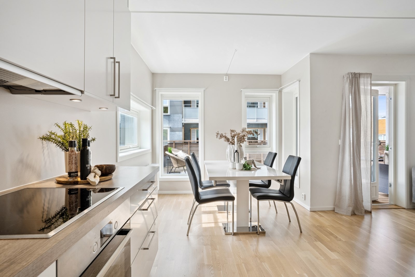 Kjøkkenet og spisestuen danner en fin sosial arena. Galleribilde