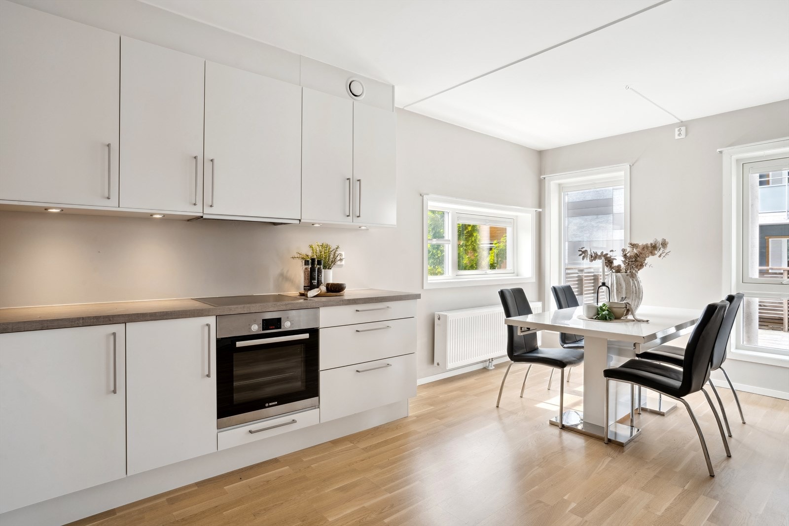 Her er det rikelig med skapplass og god utnyttelse av plassen. Spisestuen har en flott plassering i en forlengelse av kjøkkenet. Galleribilde