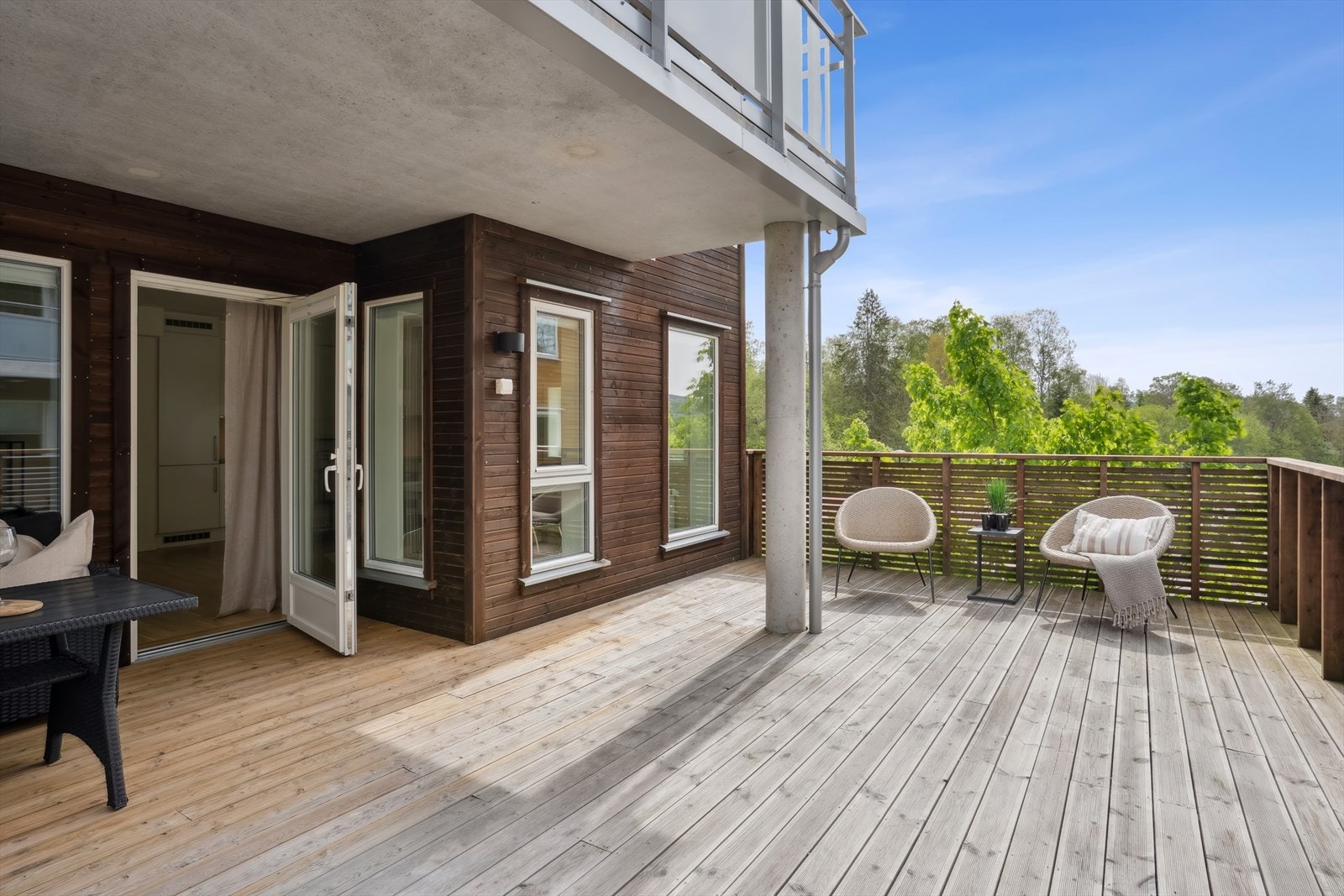 Velkommen til Blomsterbakken 22! Her får du et herlig uterom med god plass til familie og venner. Galleribilde