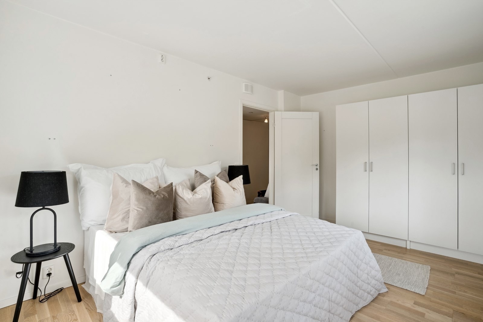 Soverom I, hovedsoverommet har en fin størrelse og godt med garderobeskap. Galleribilde