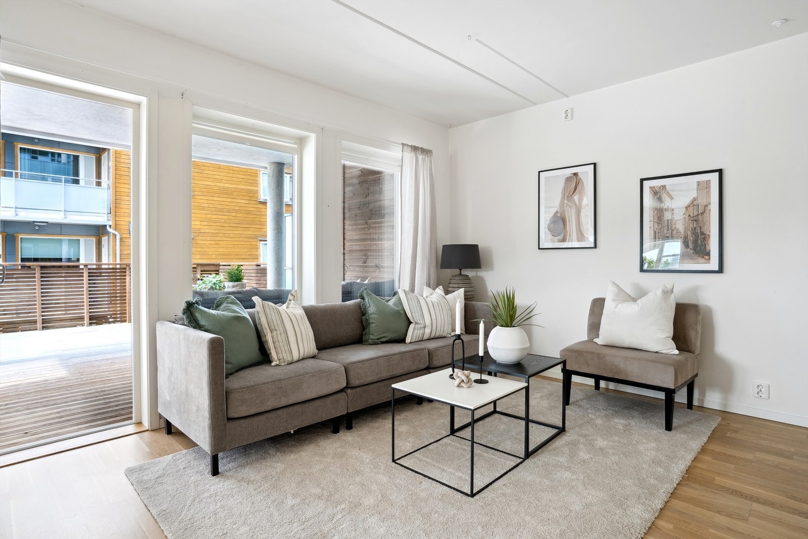 God plass til en romslig sofa som gir plass til hele familien. Galleribilde