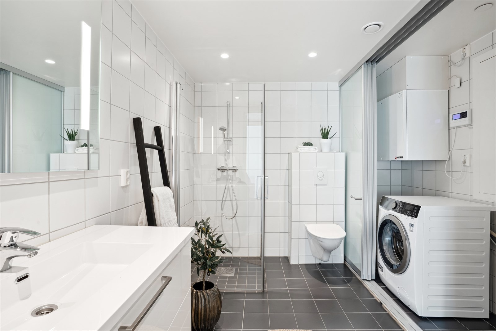 Badet har en god størrelse hvor vaskeromsdelen er skjermet med skyvedører. Galleribilde