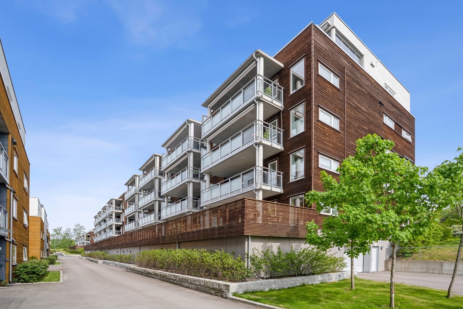 Internt mellom blokkene går det vei. Galleribilde