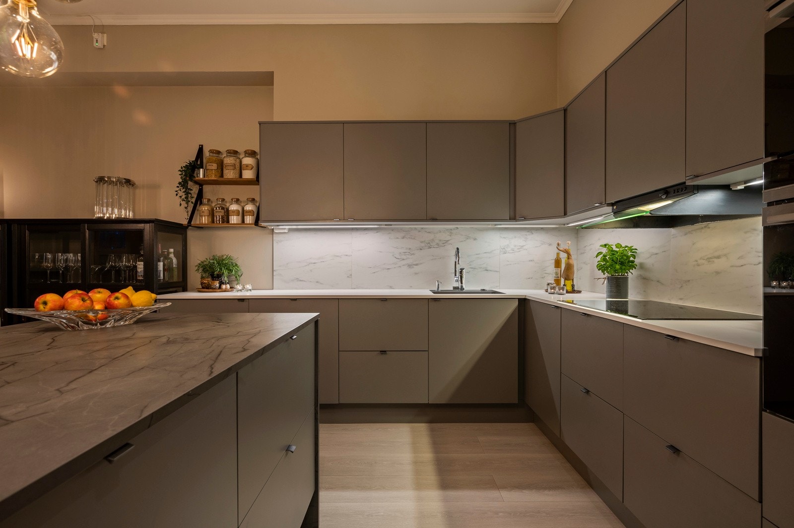 Nyere kjøkken med integrerte hvitevarer og stor, praktisk kjøkkenøy Galleribilde