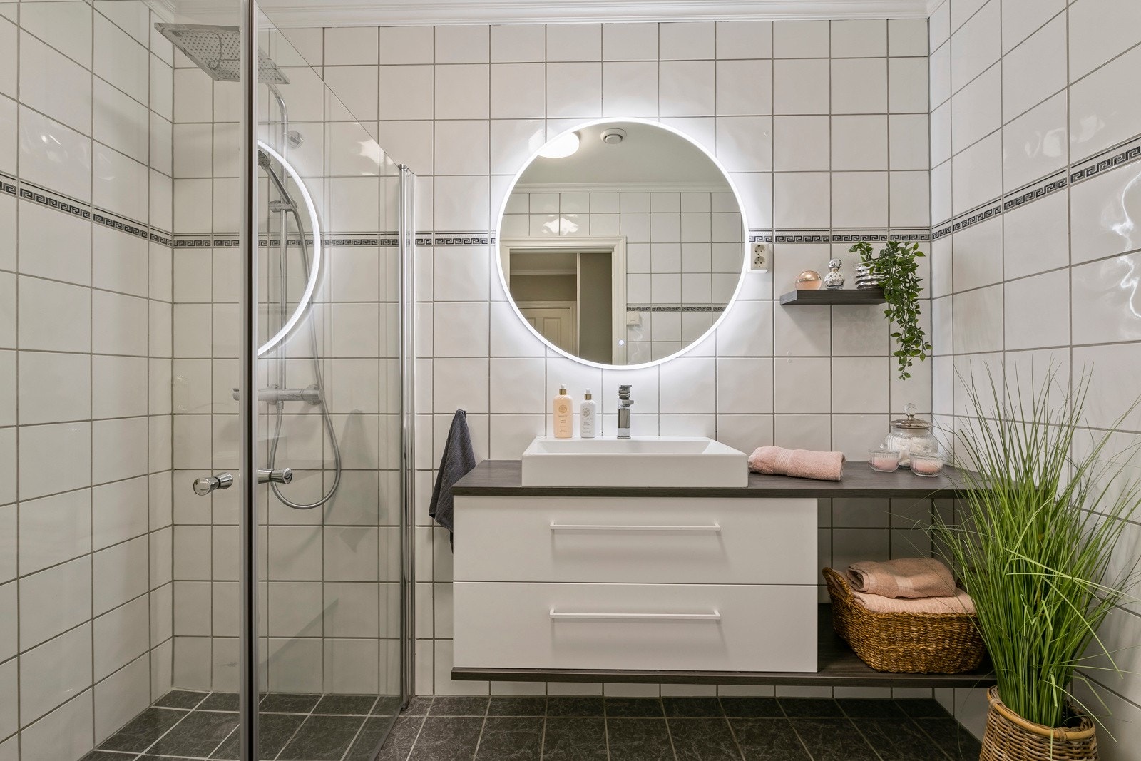 Det er 2 bad og vaskerom i leiligheten Galleribilde