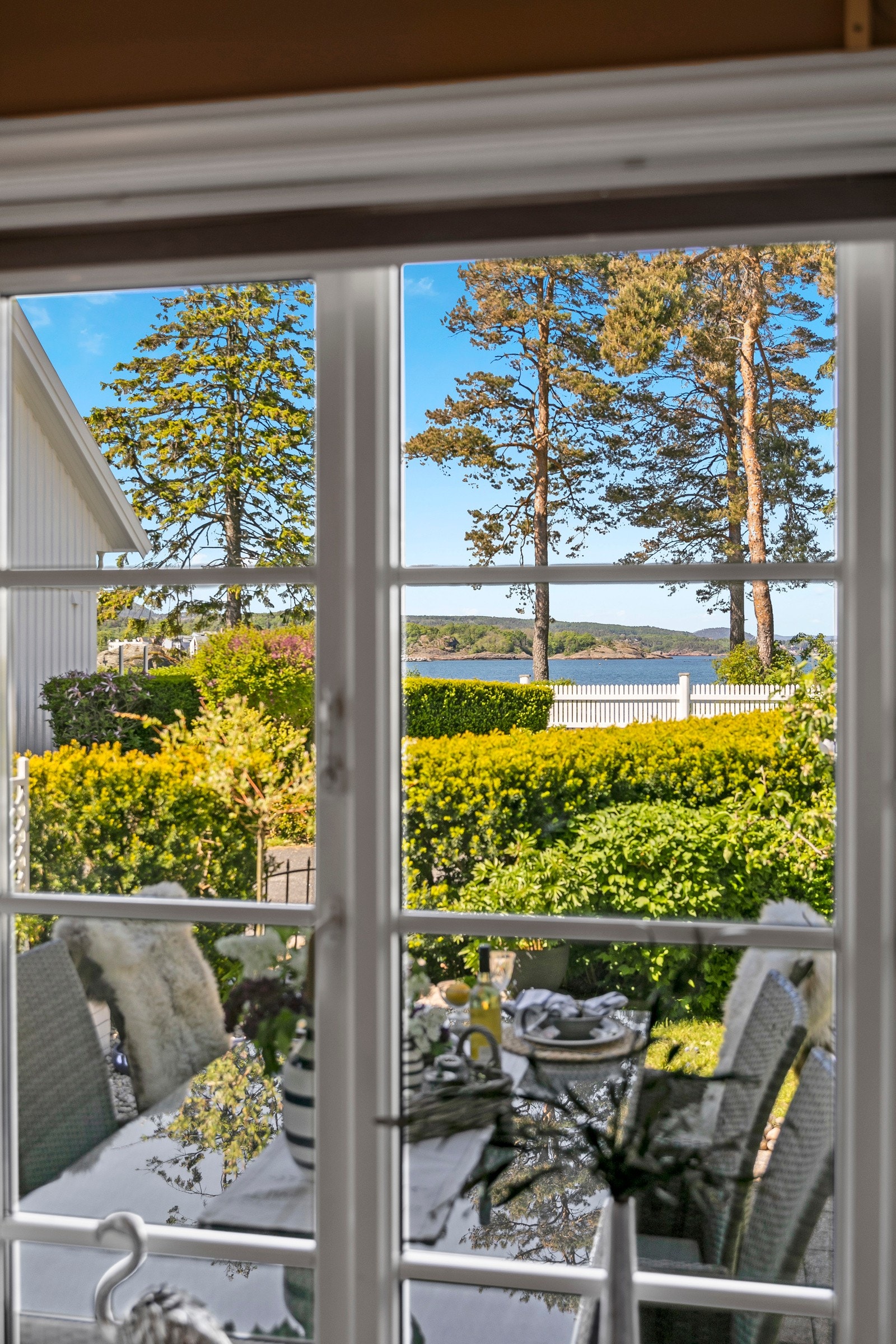 Fra stua og uteplassen, samt soverommene, har du fin utsikt til sjøen Galleribilde