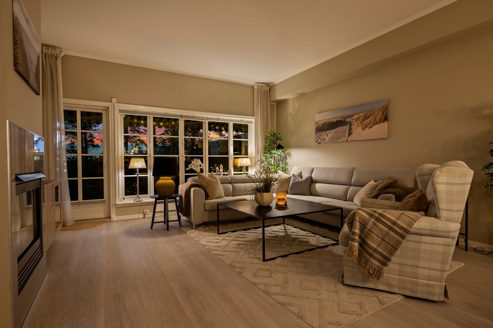 Stue og kjøkken i åpen løsning Galleribilde