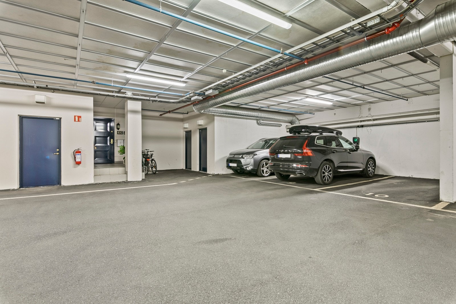 Leiligheten har 2 p-plasser rett ved inngangsdøra til leiligheten. Galleribilde