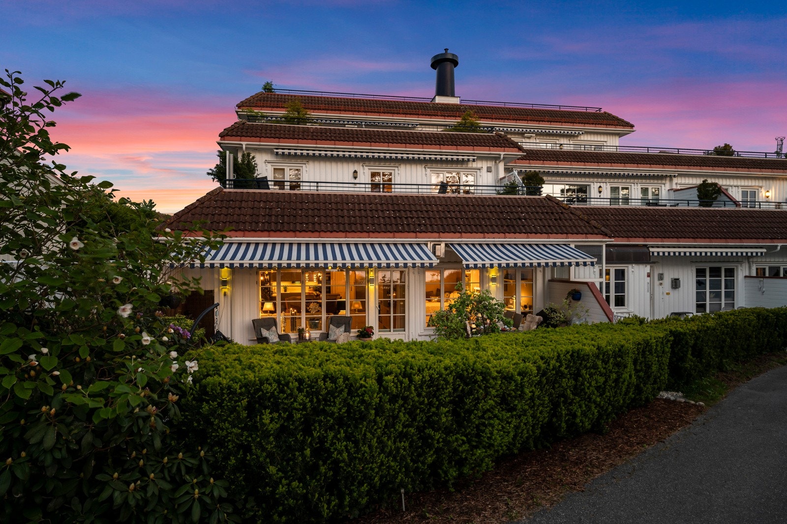 Leiligheten ligger i 1 etasje i enden av bygget og har dermed en skjermet uteplass Galleribilde