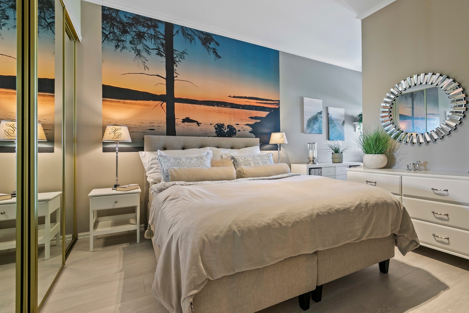 Hovedsoverom med stor skyvedørsgarderobe Galleribilde