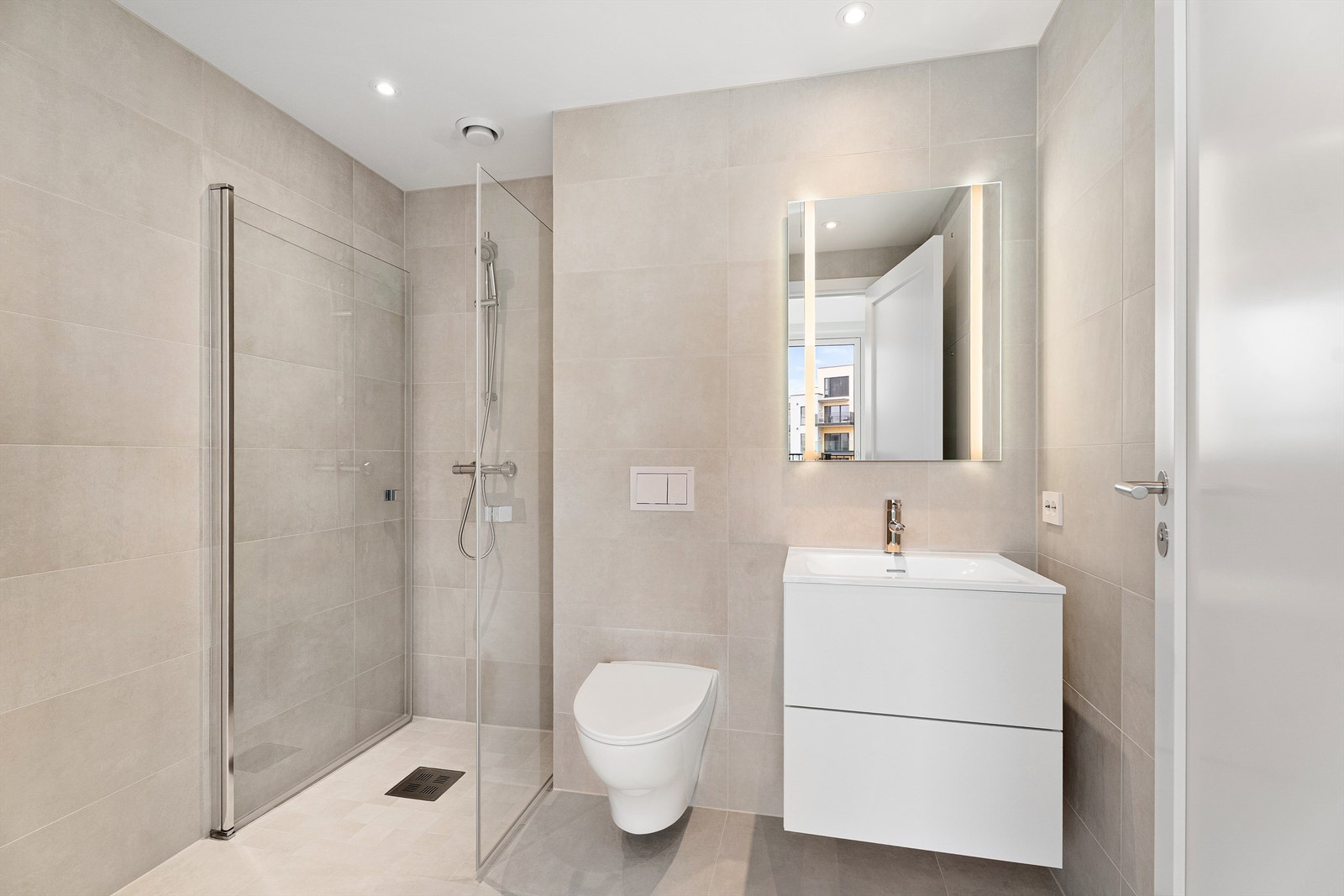 Lekkert lyst fliselagt bad Galleribilde