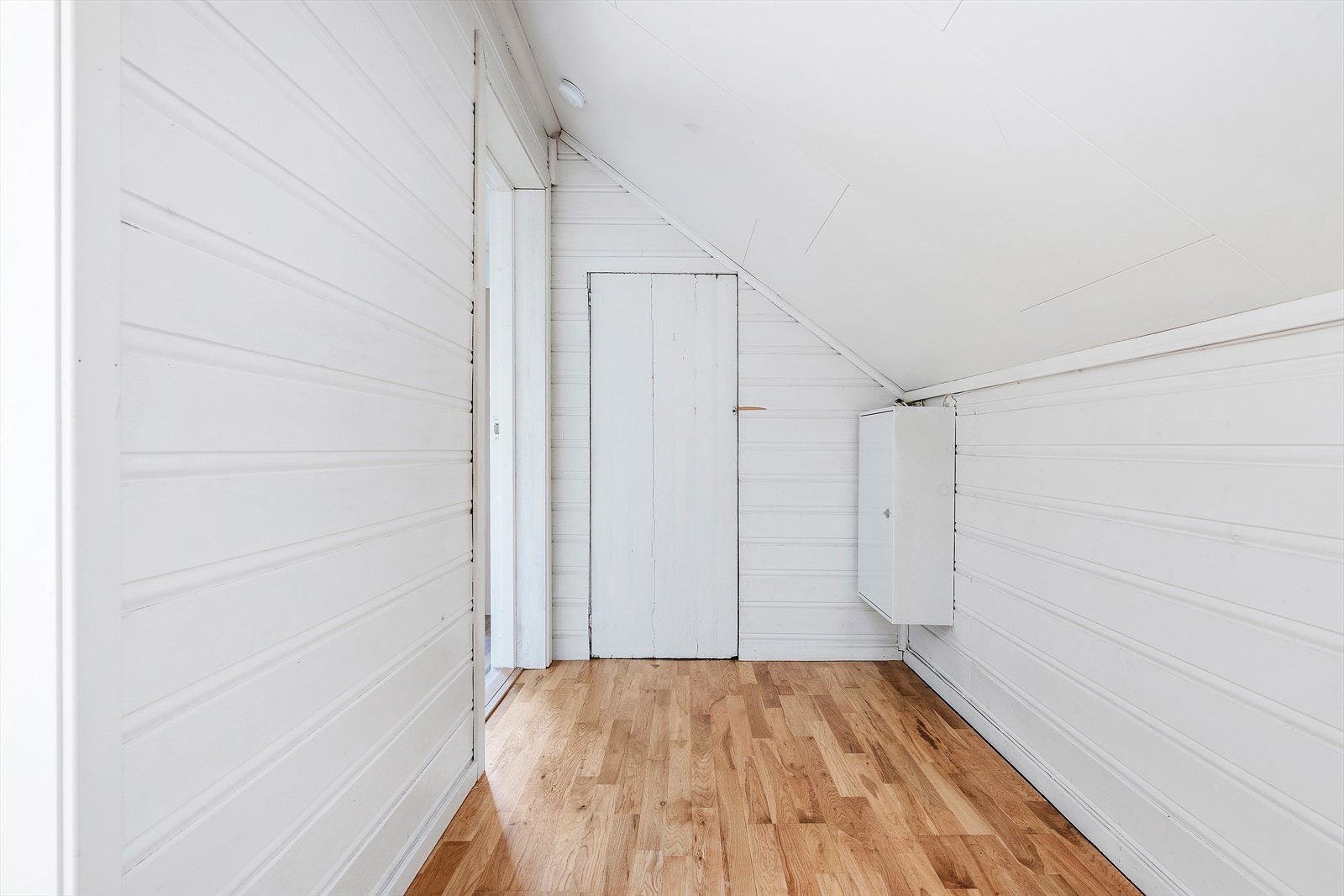 Gangen har tilgang til bod - perfekt for deg som ønsker ekstra lagringsplass til sesongutstyr eller andre ting du vil ha ute av syne. Galleribilde