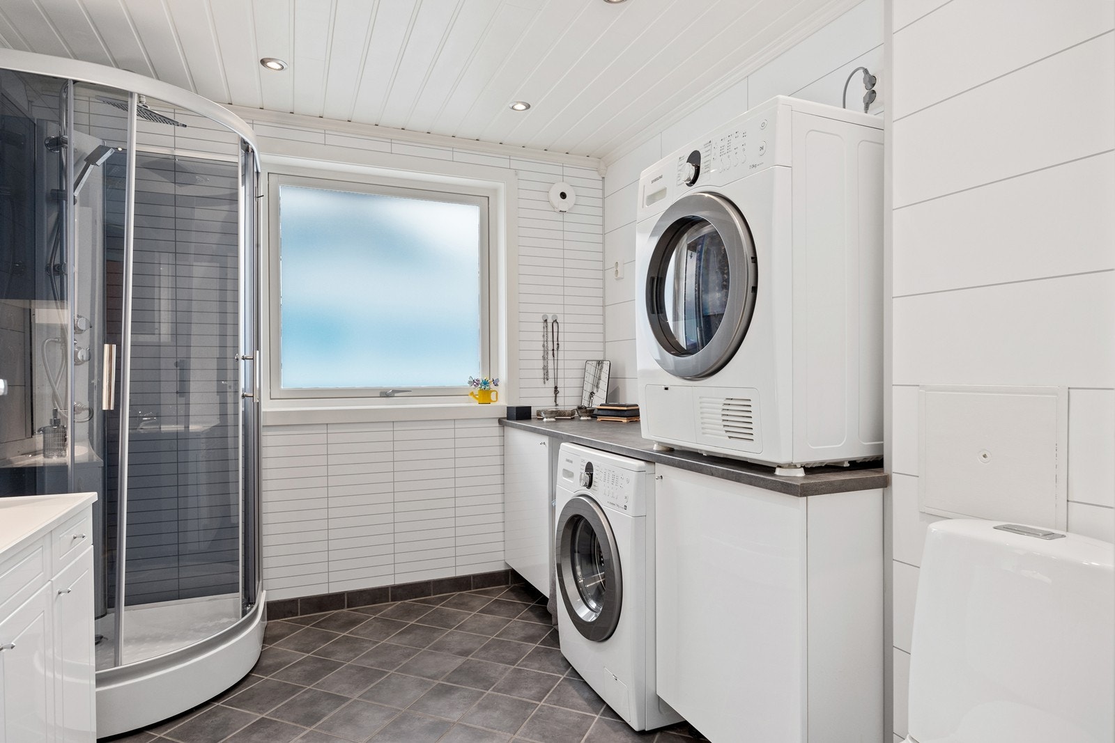 Badet ble pusset opp i cirka 2015 av tidligere eier og fremstår som pent med dusjkabinett, servantinnredning, toalett og opplegg for vaskemaskin Galleribilde