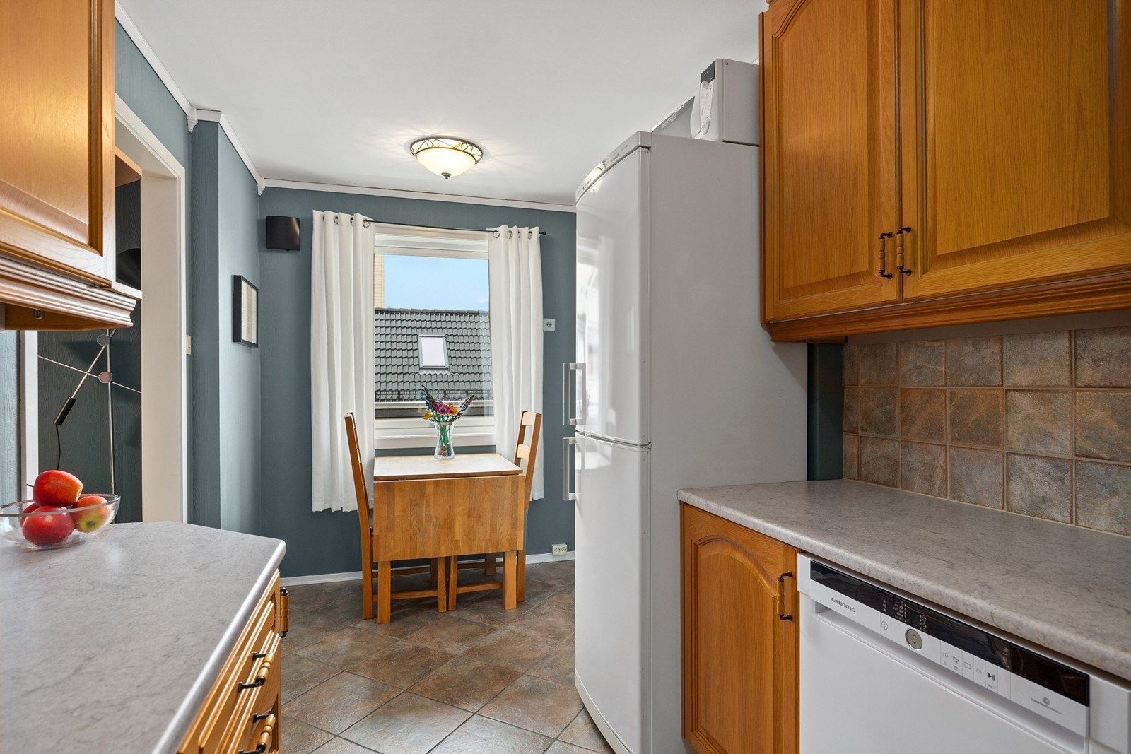 Kjøkkenet har plass til et lite spisebord Galleribilde