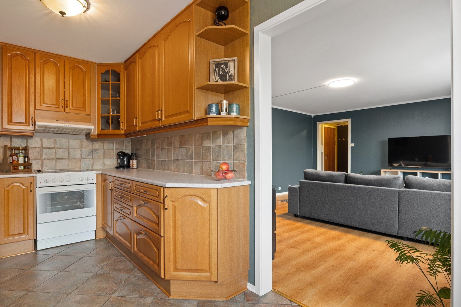 Leiligheten oppleves innbydende med lune farger og gjennomtenkte løsninger Galleribilde