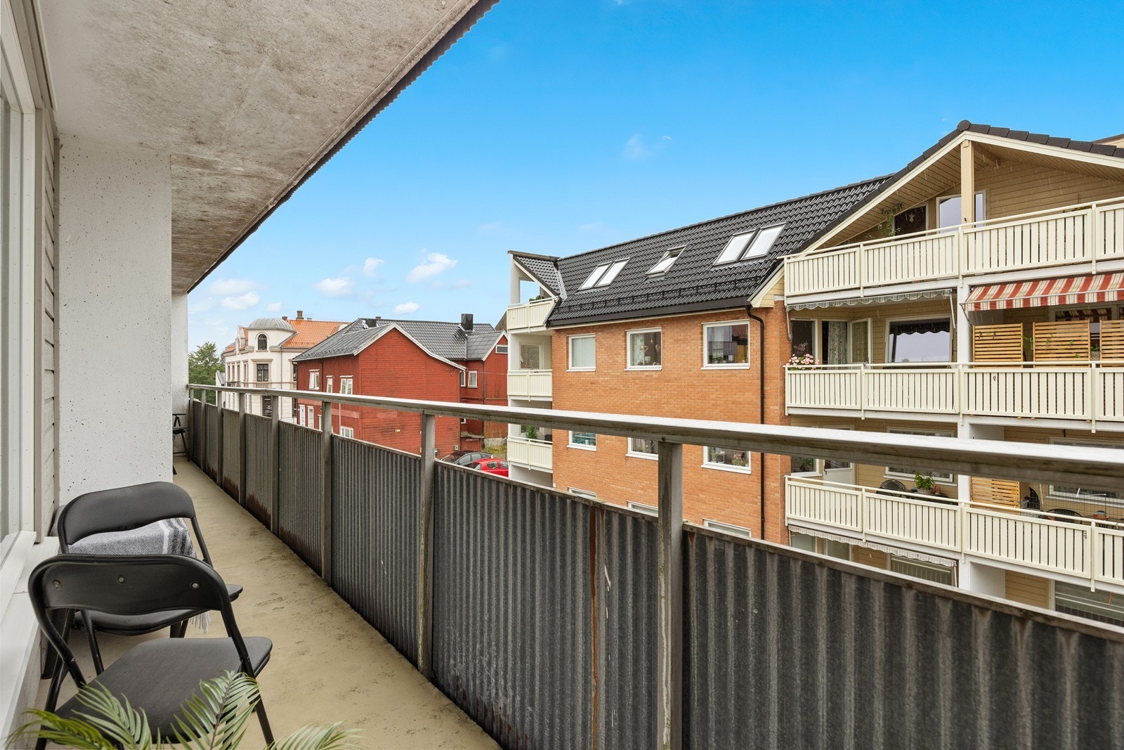 Fra stuen og soverommet har du utgang til en solrik balkong på ca. 17 kvm Galleribilde