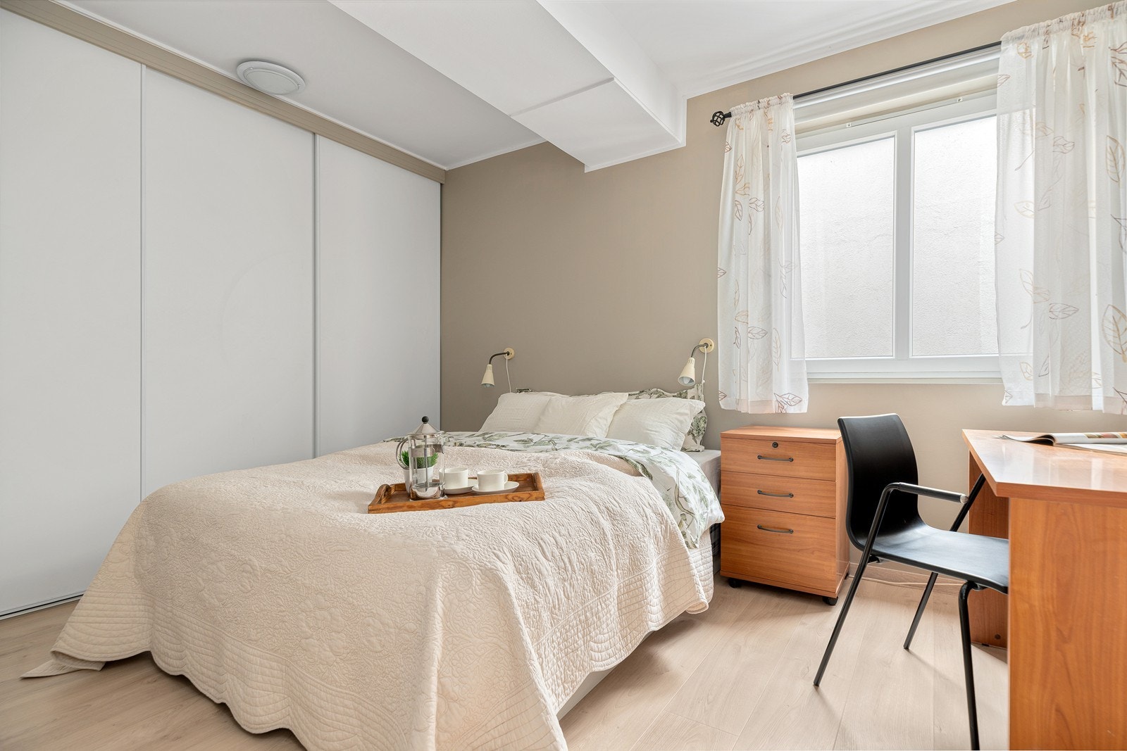 Soverom 3 har også god plass til dobbeltseng, samt plassbygd garderobeskap, m.m. Galleribilde