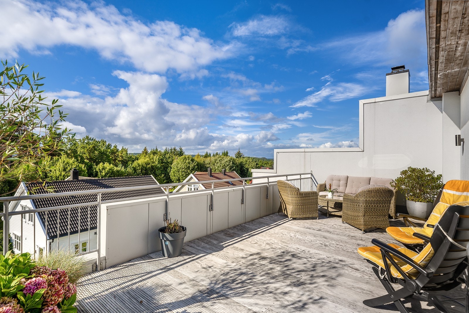 Innbydende og usjenert terrasse med meget gode solforhold Galleribilde