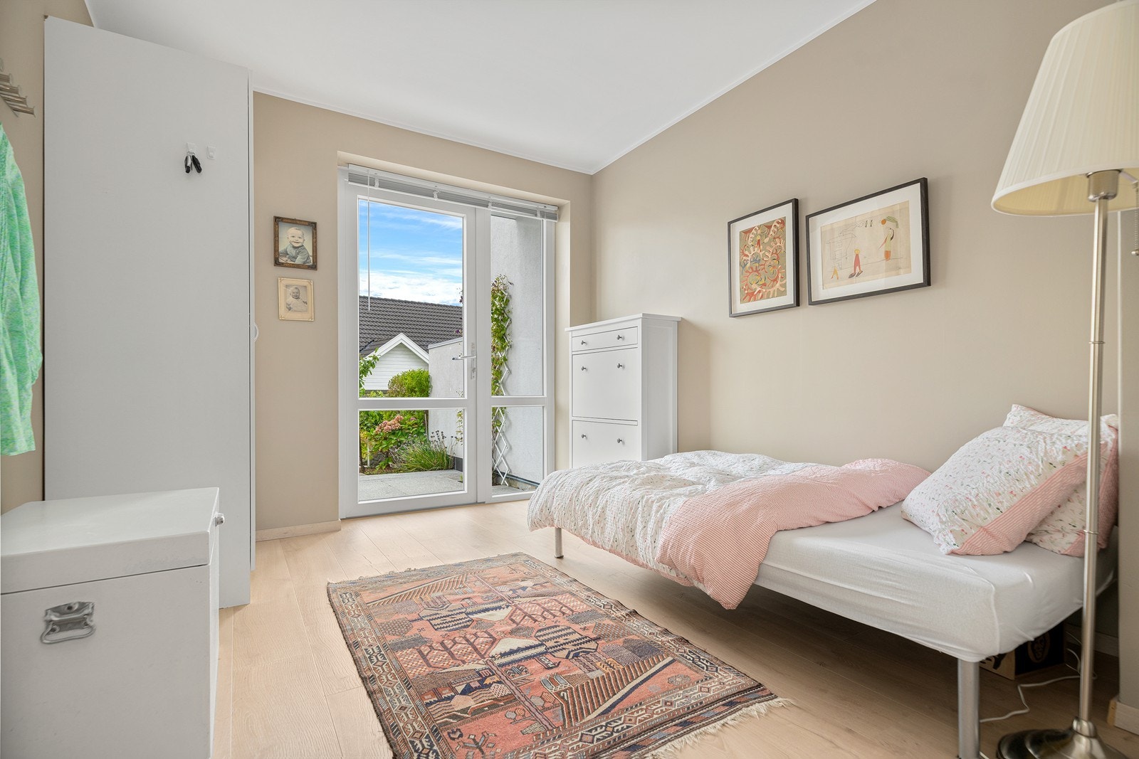 Soverom 2 med god plass til dobbeltseng og egen adkomst ut til terrasse Galleribilde