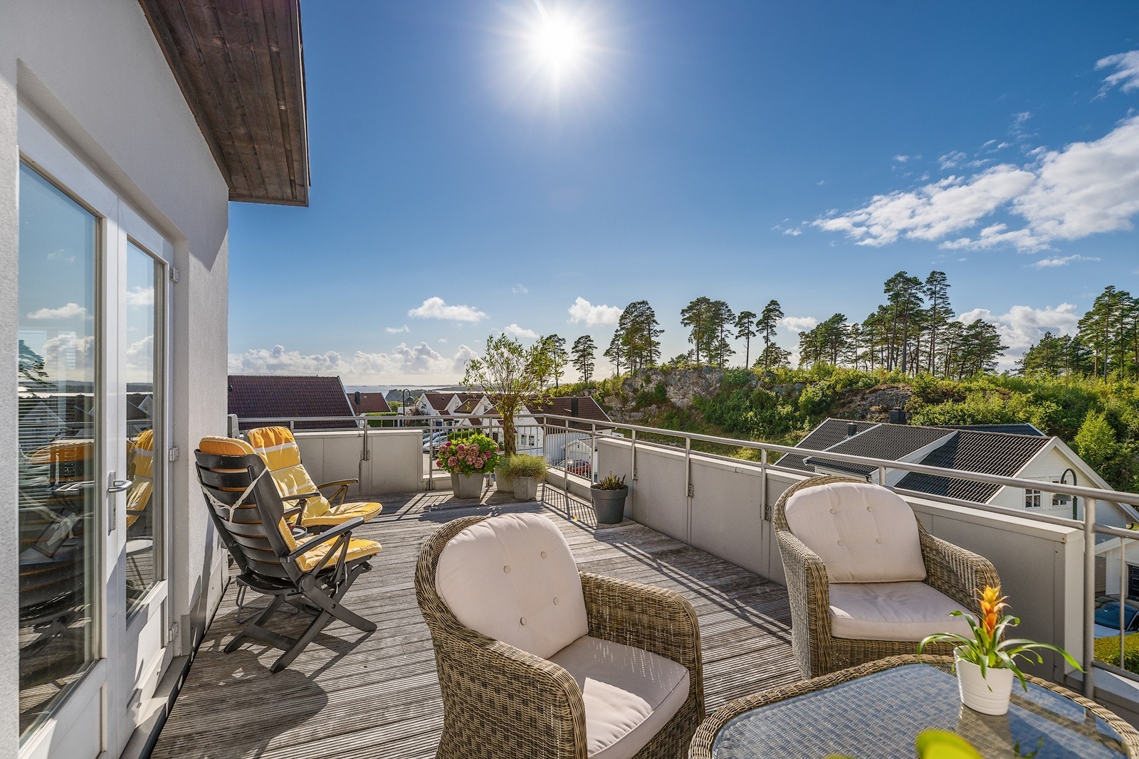 En moderne bolig over tre plan med flott utsikt, garasje og solrike uteområder Galleribilde