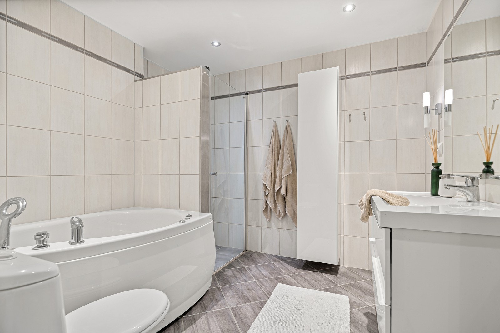 Flott bad med flislagte overflater og varmekabler i gulv Galleribilde